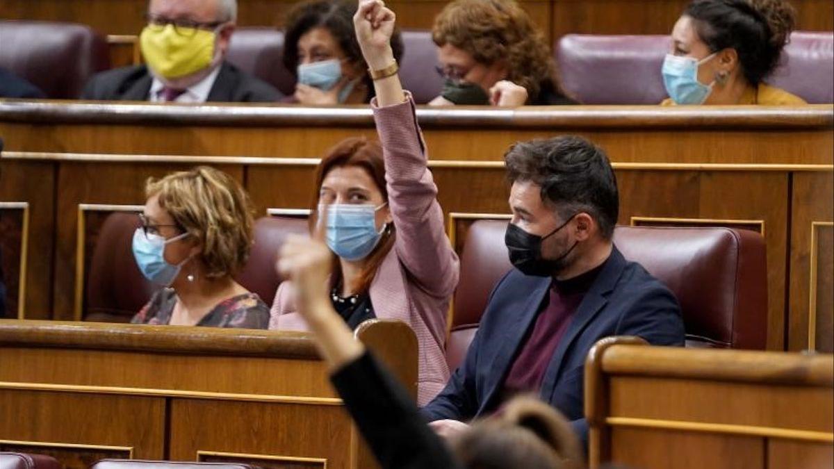 El portavoz de ERC en el Congreso, Gabriel Rufián, junto a la diputada de su grupo Carolina Telechea.