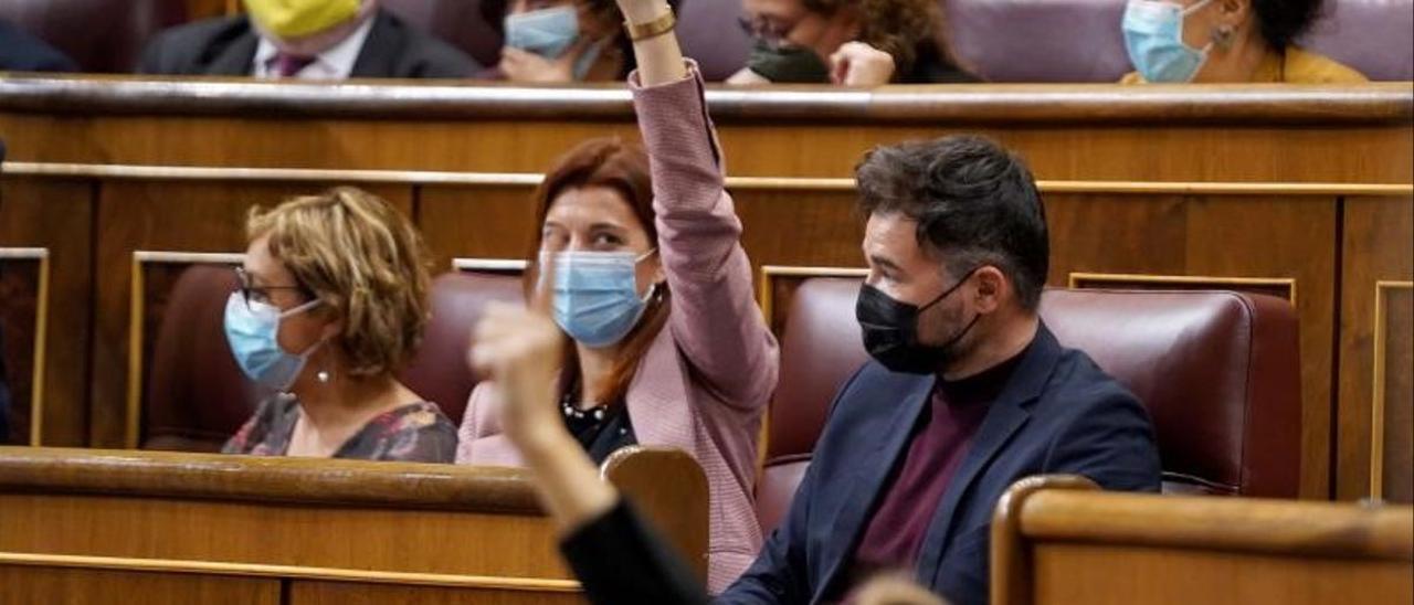 El portavoz de ERC en el Congreso, Gabriel Rufián, junto a la diputada de su grupo Carolina Telechea.