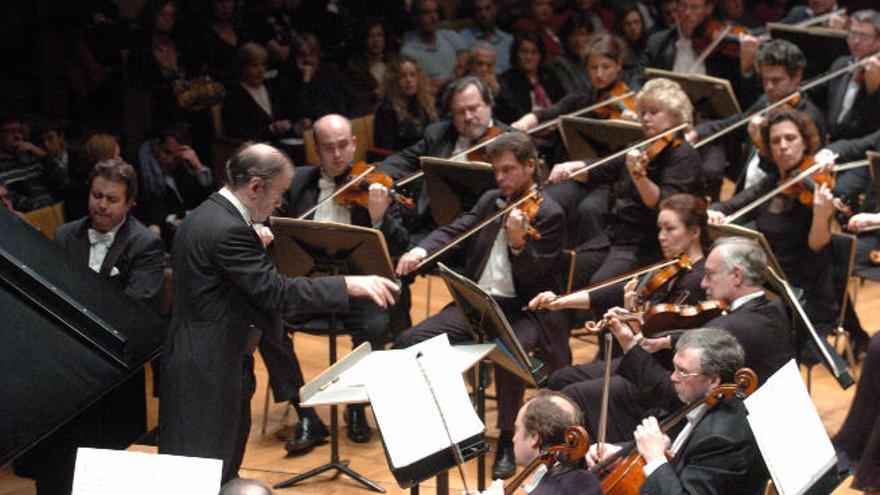 El director Valery Gergiev, junto al pianista Alexei Volodin y la Orquesta del Mariinsky. en el Alfredo Kraus en 2009.