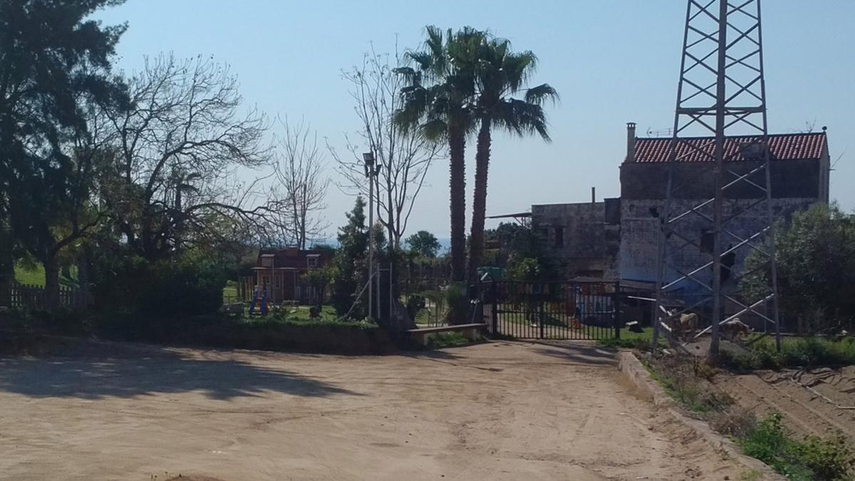 Entrada de la escuela rural Casa Nostra, en les Cinc Sénies de Mataró.