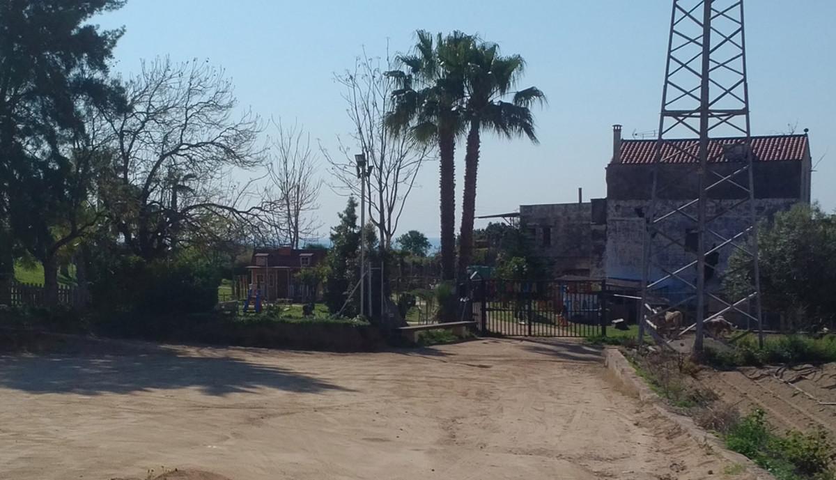 Entrada de l’escola rural Casa Nostra, a les Cinc Sénies de Mataró. 