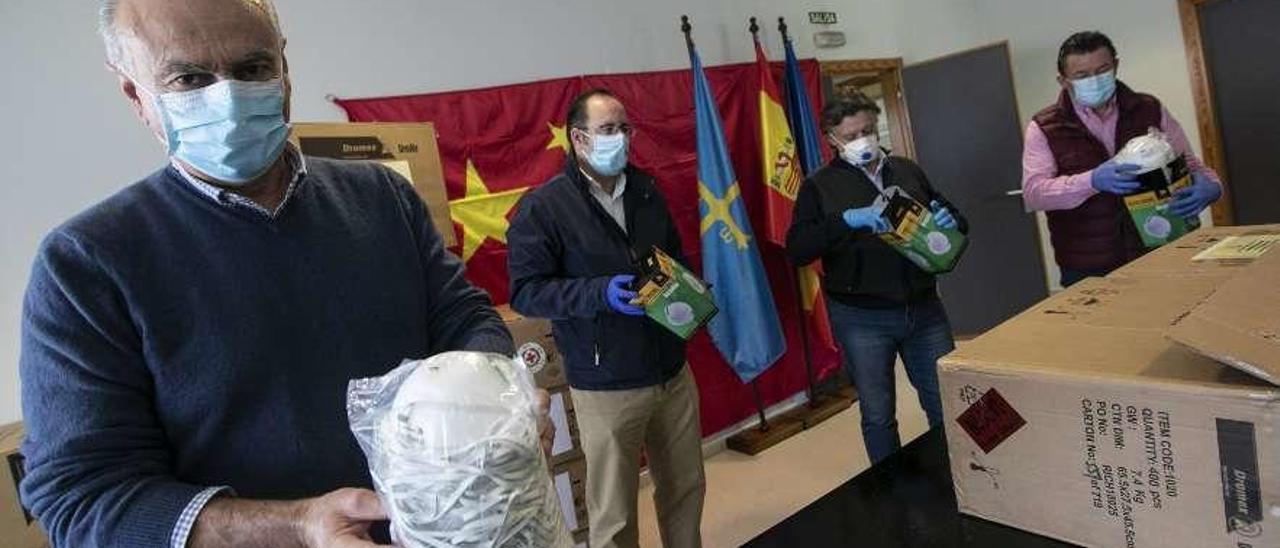 Por la izquierda, Santiago Zubizarreta, Mario Arias, José Ramón Prado y José Ramón Pando, posando ayer con las mascarillas en el cuartel del Rubín. Miki López