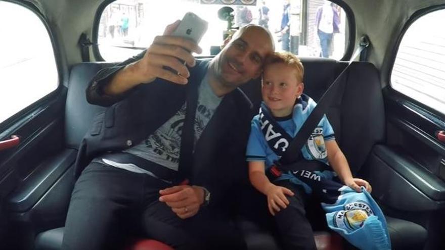 Guardiola i el jove seguidor fent-se una &#039;selfie&#039;.