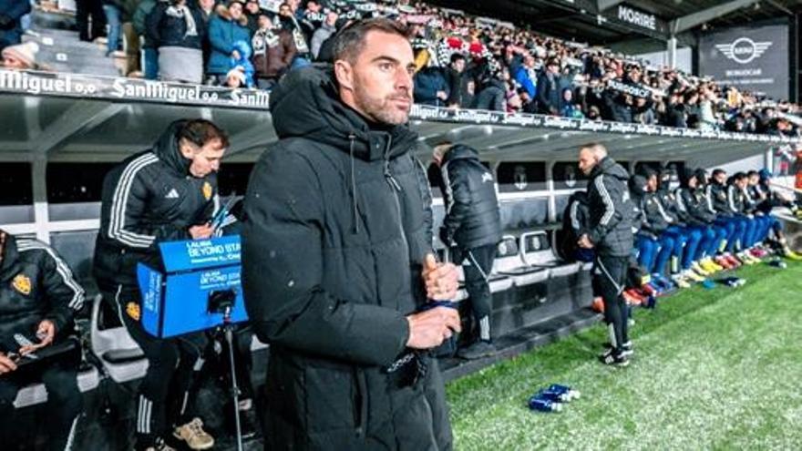 Rubén Sellés, en la banda de El Plantío antes del comienzo del partido.