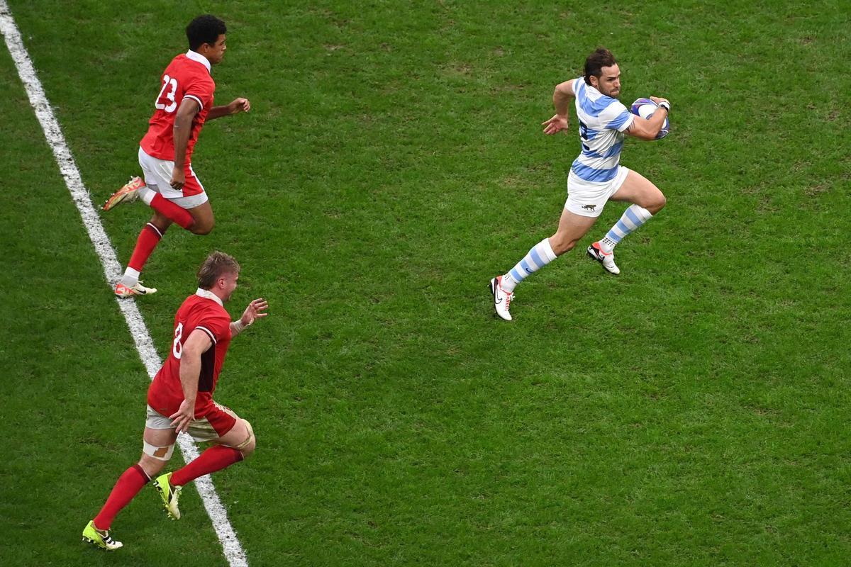 Nico Sánchez rompe la defensa de Gales en el mundial de rugby