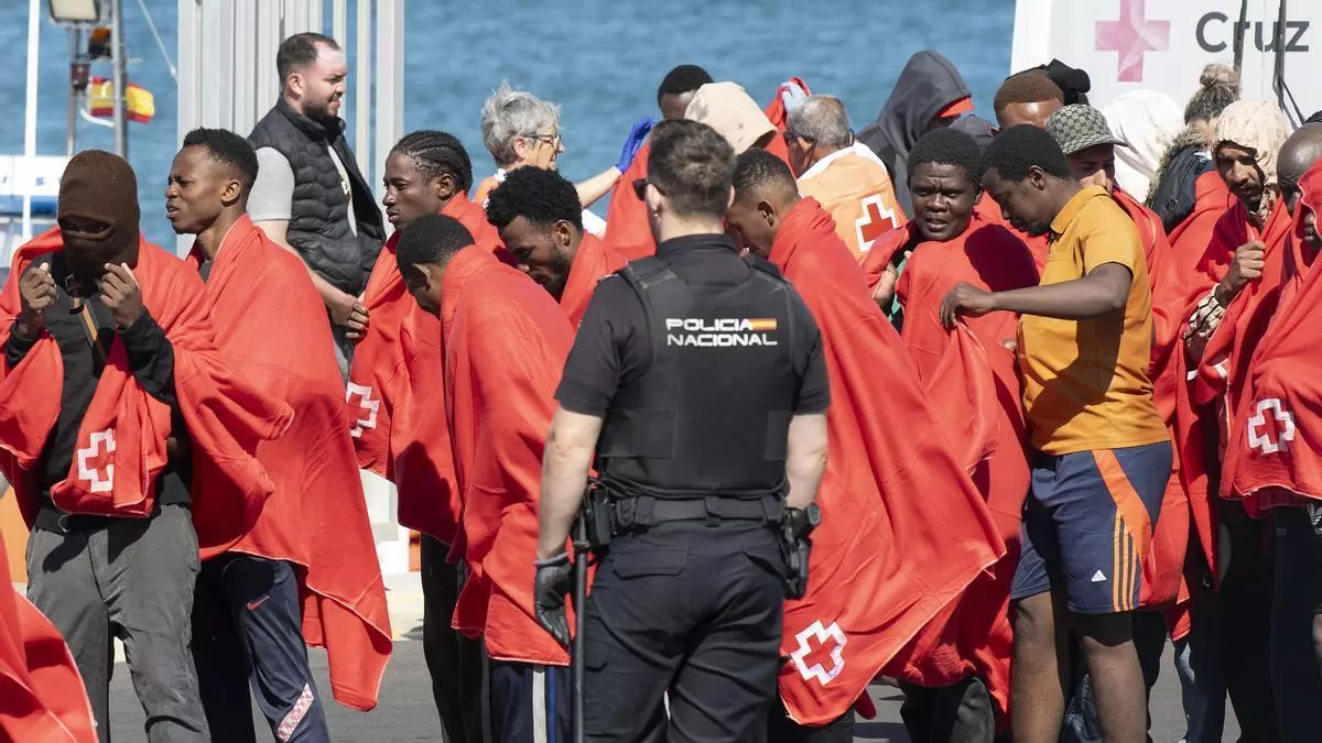 Un nuevo rescate eleva a 153 las personas auxiliadas de dos barcazas y llevadas a Lanzarote