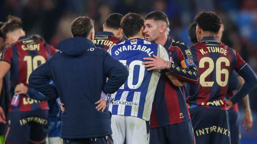 Los jugadores del Levante se abrazan con los de la Real Sociedad  tras el empate del pasado sábado en el Ciutat de València. | F. CALABUIG