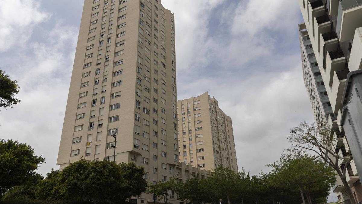 Edificio de La Torre que el Ayuntamiento de València estudia comprar y que está reservado por una sociedad de inversión..