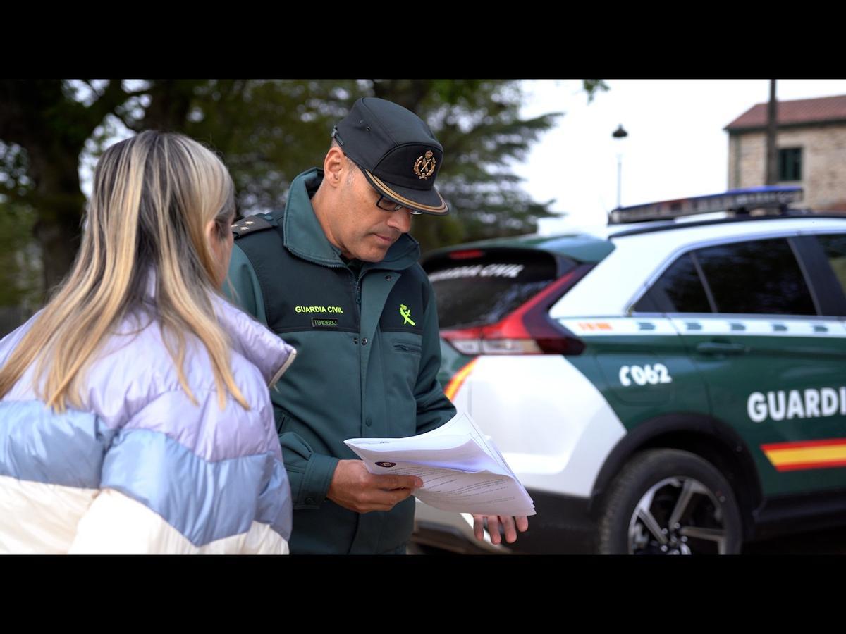 El capitán de la Guardia Civil al mando del dispositivo conversa con la mujer de Óscar García