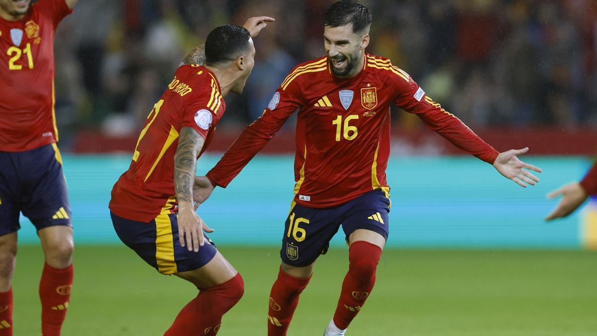 Porro i Baena celebren un gol de l'andalús en aquest Mundial