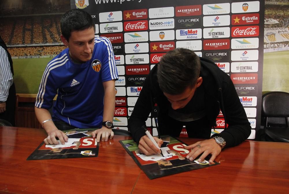 Santi Mina desata la locura de la afición en la Agrupación de Peñas del Valencia