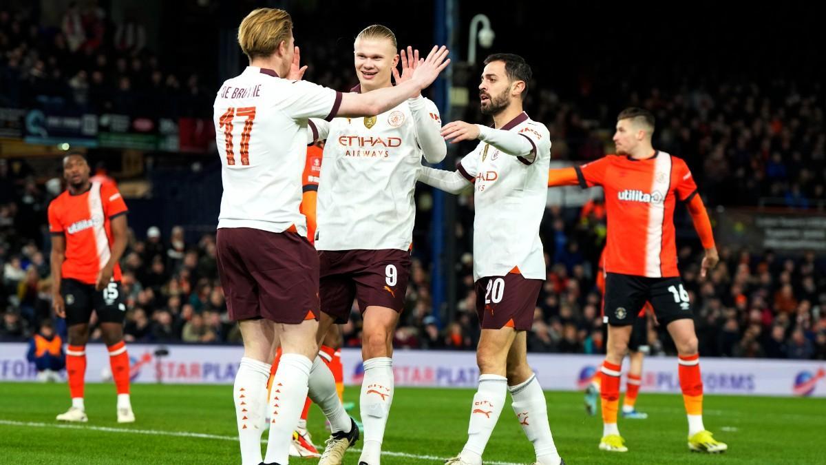 Haaland, De Bruyne y Bernardo Silva celebran el gol del Manchester City ante el Luton