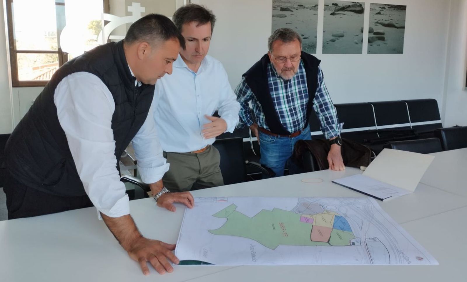 Por la izquierda, Jorge Martínez, el concejal Florencio Hevia («Ciucu») y el ingeniero Juan José González Fernández observan uno de los planos del proyecto. | A. R.