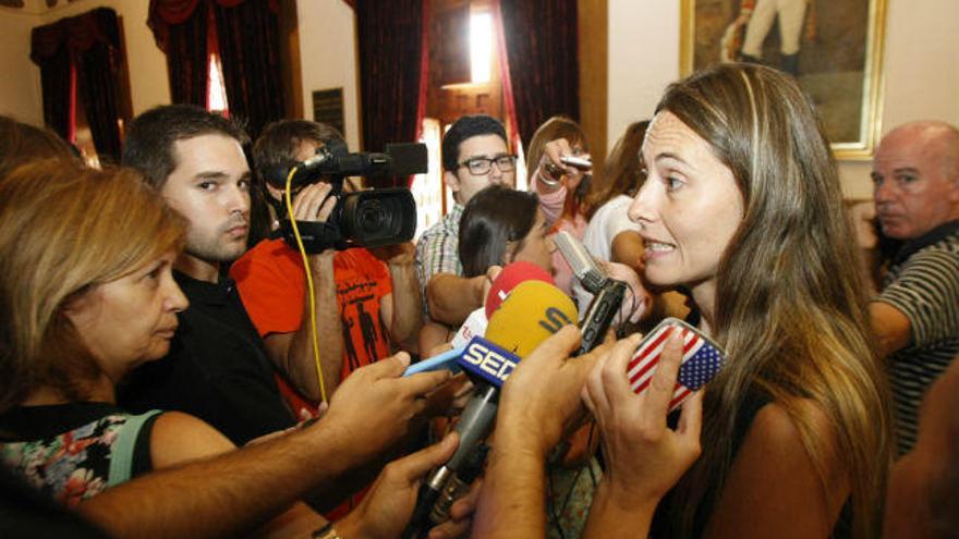 Cristina Martínez, rodeada de periodistas, tras concluir el pleno de ayer