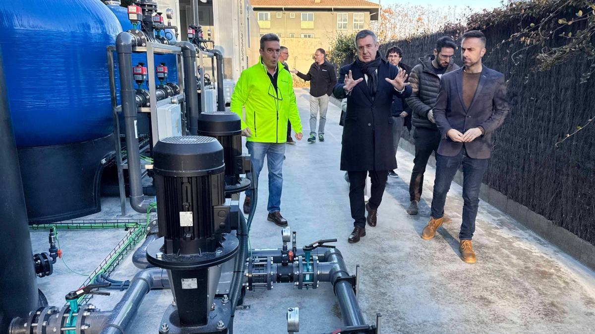 Un tècnic explica com funciona la planta de nanofiltres que redueix els sulfats de l'aigua que capten de l'estany als alcaldes de la conca i al director general de l'empresa.
