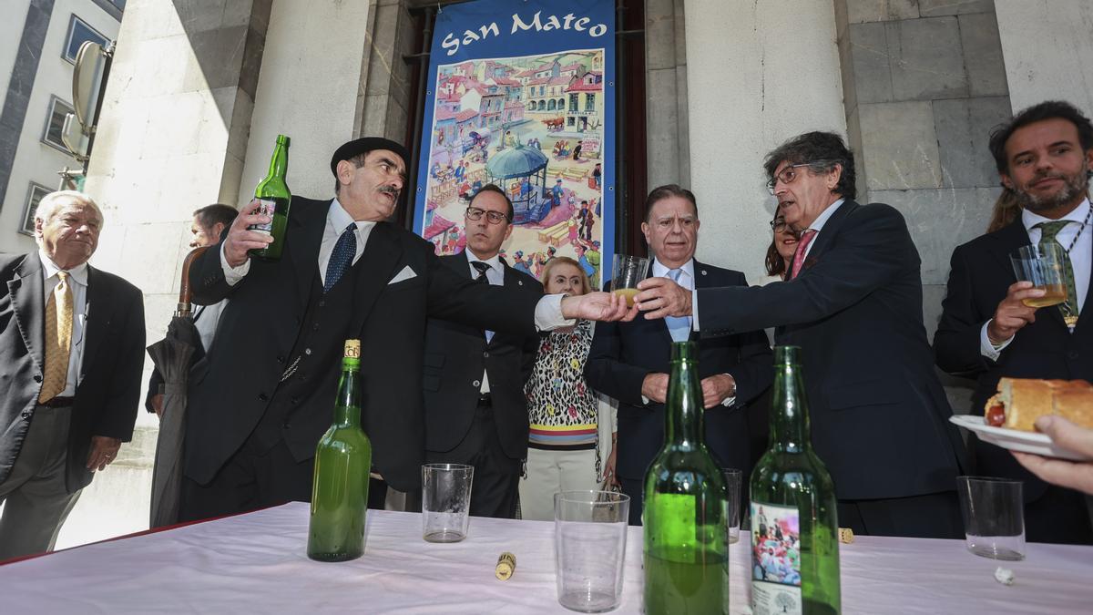 REPARTO DEL BOLLO EN LA PLAZA DE ESPAÑA