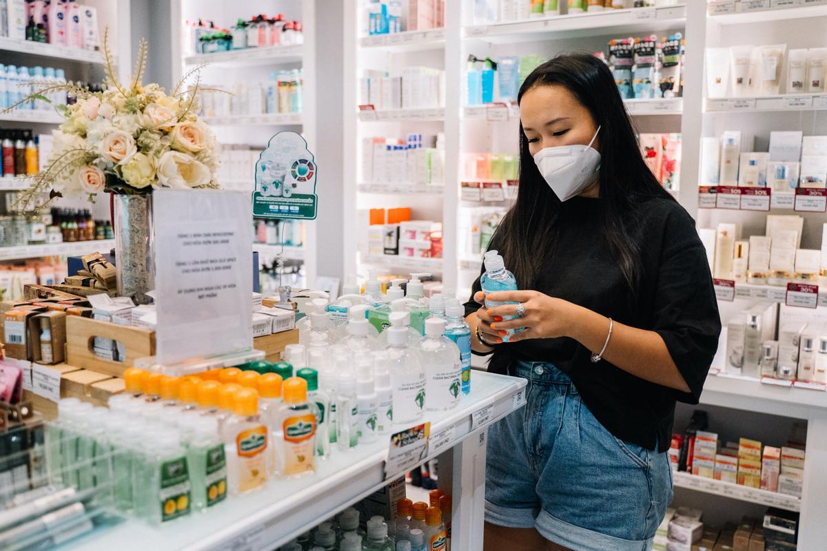 Els farmacèutics alerten que gairebé la meitat de medicaments poden agreujar els efectes de la calor