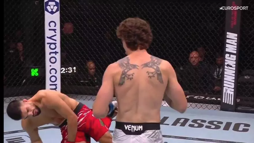 Este KO brutal de Quillan Salkilld se ve una y otra vez