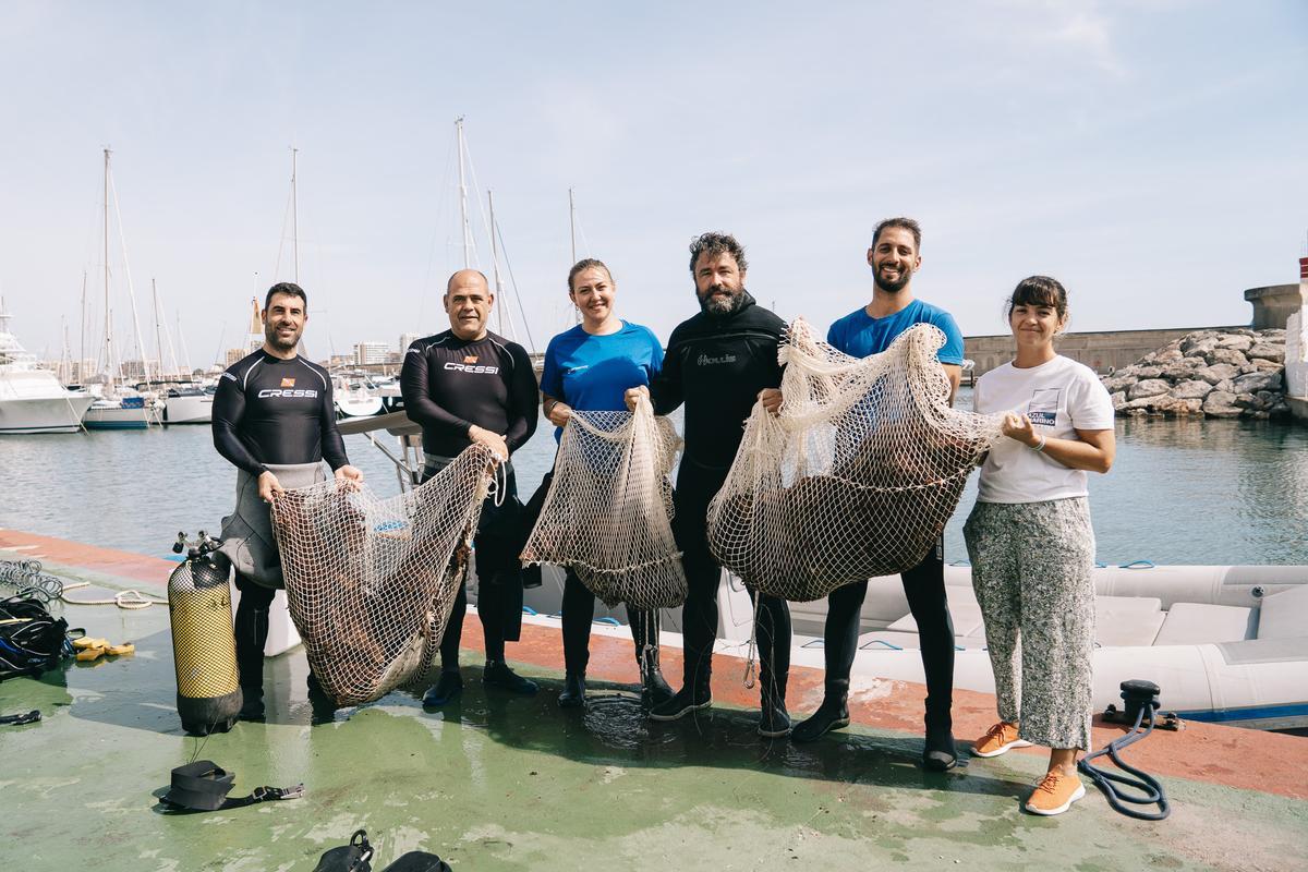 Foto de grupo con el material extraído de Orpesa.