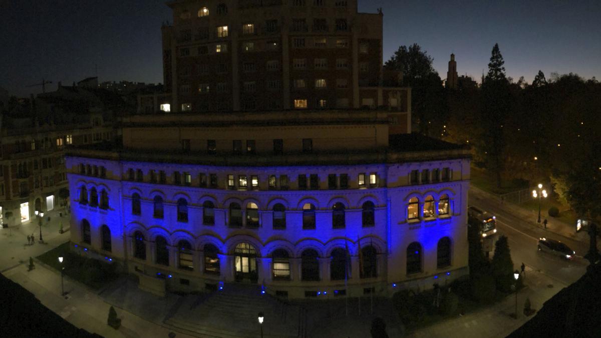 El edifico de la sede de la Presidencia, iluminado de azul por la infancia.