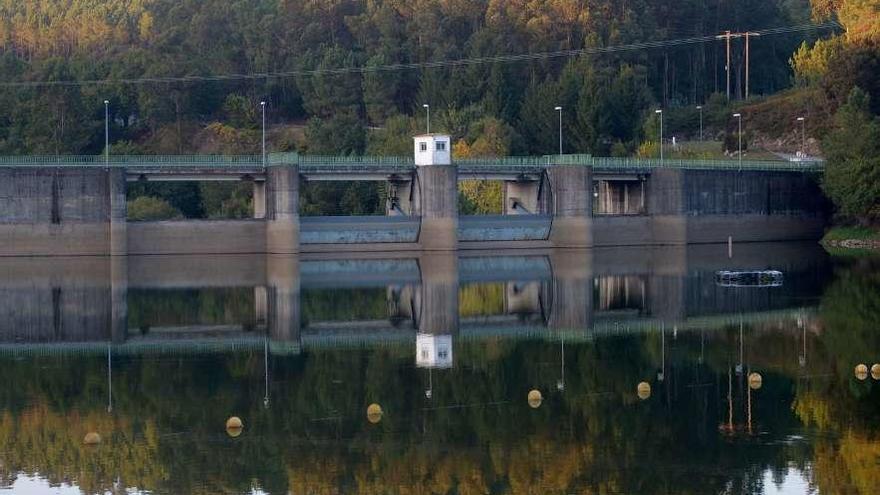 Embalse de A Baxe, en Caldas. // Noé Parga