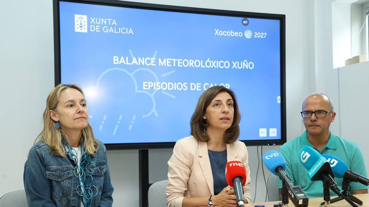 Ángeles Vázquez con Paula Uria y Juan Taboada en la presentación del balance climatológico del mes de junio.