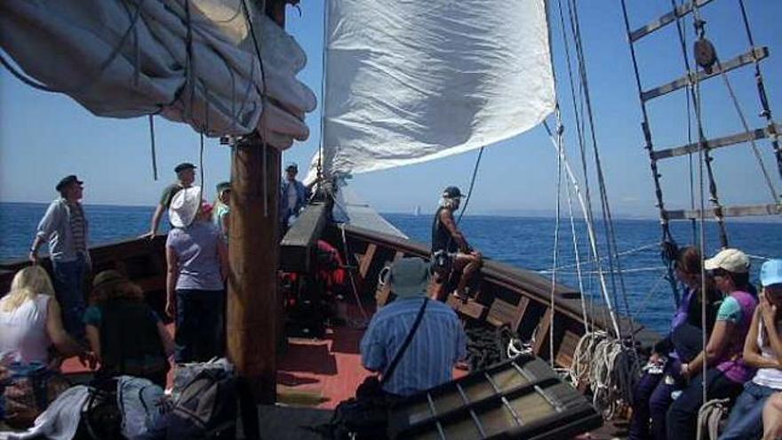 Integrantes de la asociación navegaron en velero.