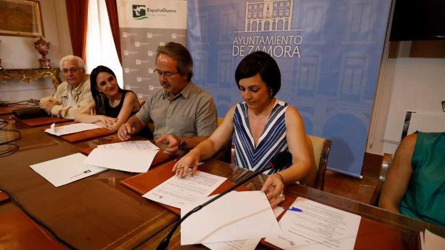 Firma del convenio entre Ayuntamiento y España Duero.