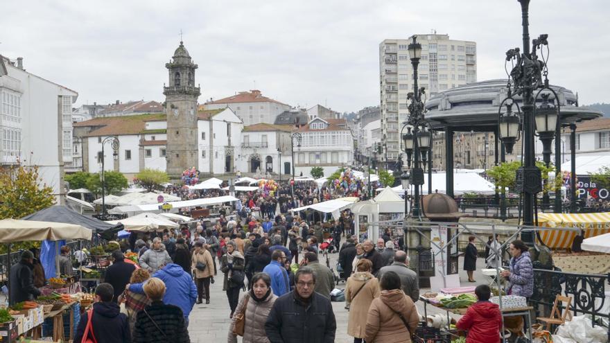 La plaza Irmáns García Naveira de Betanzos durante una feria.