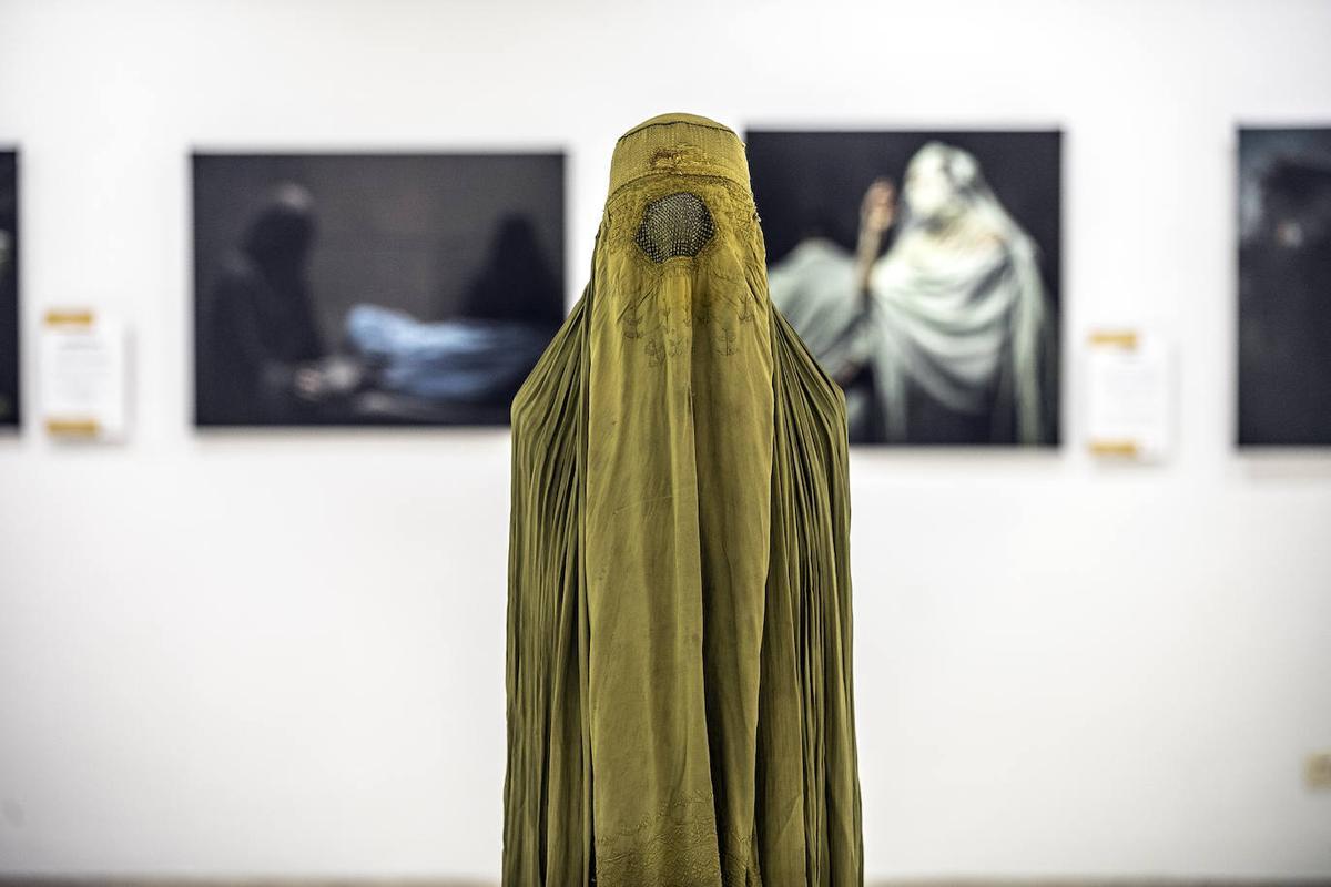 La exposición incluye un burka que ayuda a hacerse una idea del sufrimiento de la mujer afgana