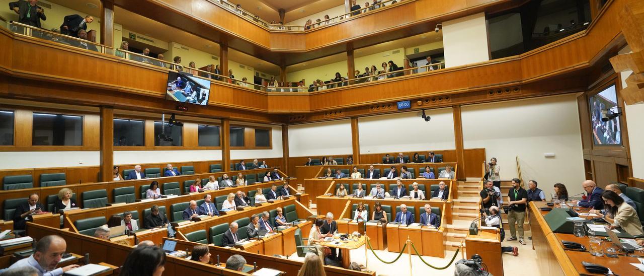 Archivo - Vista general del último pleno de Política General de la Legislatura del Gobierno vasco, en el Parlamento vasco.