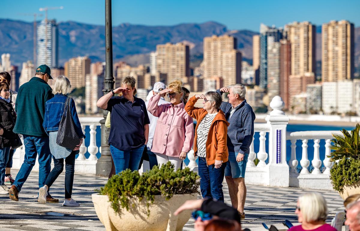 Turistas mayores en Benidorm, este marzo.