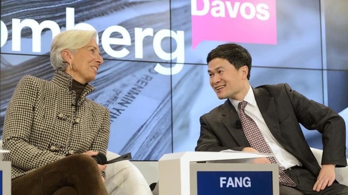 La directora del FMI, Christine Lagarde, con el representante del Regulador de los Mercados de China, Fang Xinghai, en el Foro de Davos