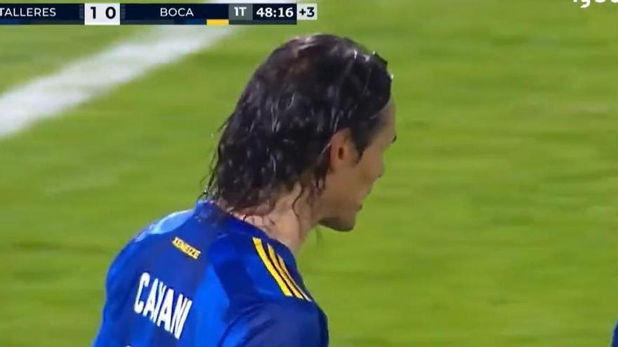 La bronca de Cavani con un compañero en pleno partido