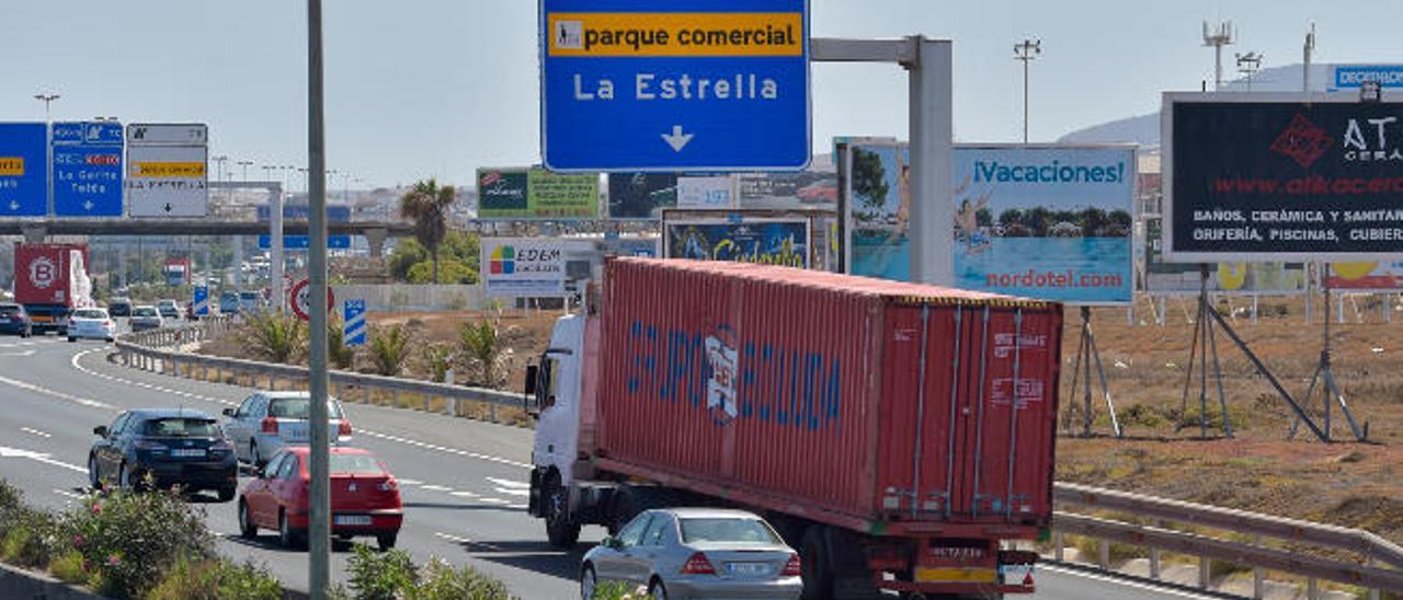 Vista de la autovía del Sur, GC-1, con su &#039;población&#039; de carteles publicitarios que el Cabildo quiere erradicar para mejorar el paisaje.