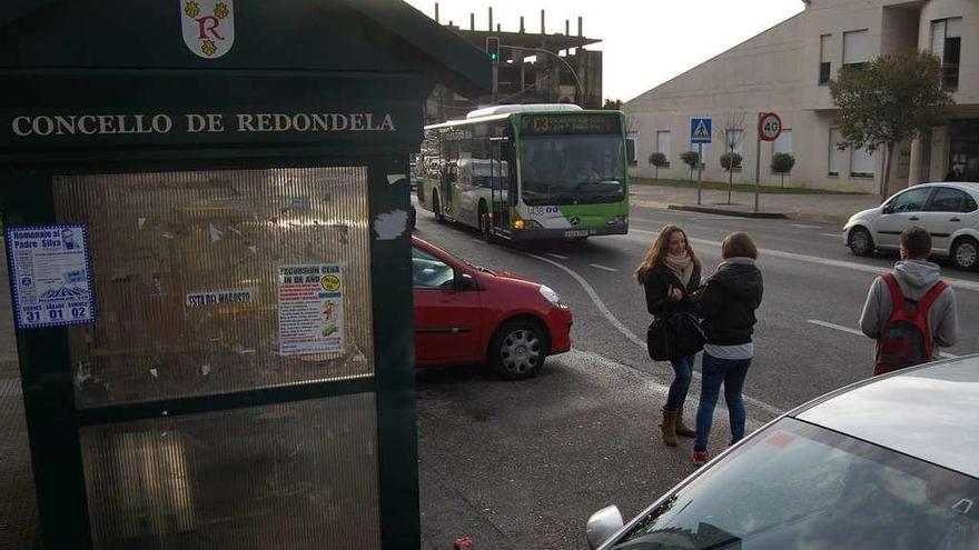 Usuarios de Vitrasa esperan por el autobús en una parada de la Avenida de Redondela, en Chapela. // FdV