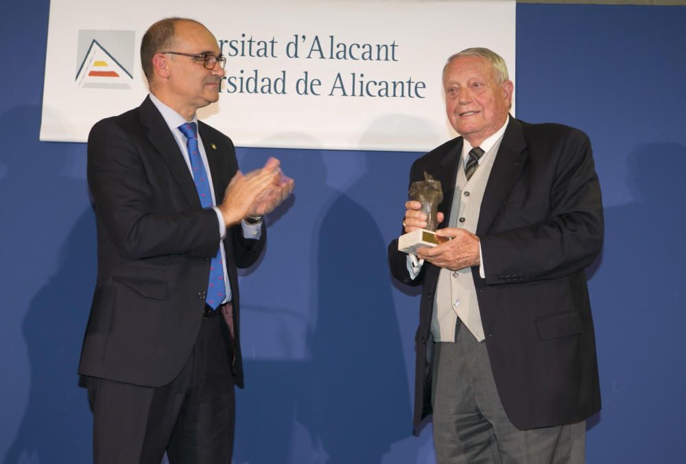 Decenas de profesores y alumnos del CEU, germen de la Universidad de Alicante, se reencuentran en un emotivo acto organizado en el campus.