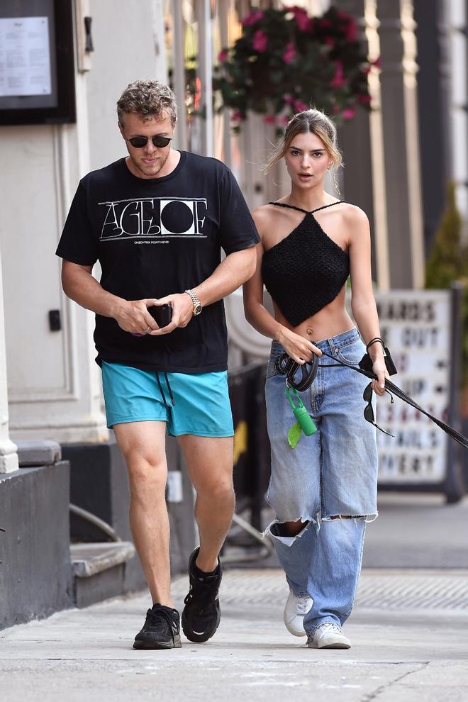 Sebastian Beard-McCLard y Emily Ratajkowski por las calles de Nueva York