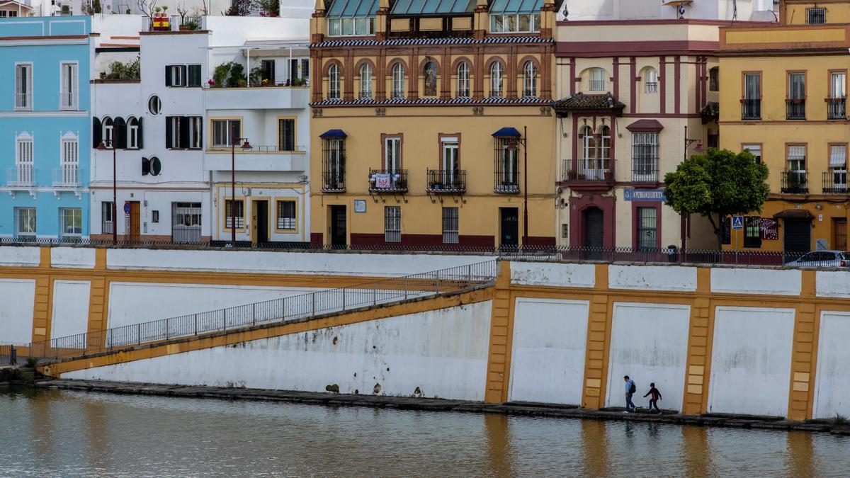 La calle Betis vista desde la otra orilla