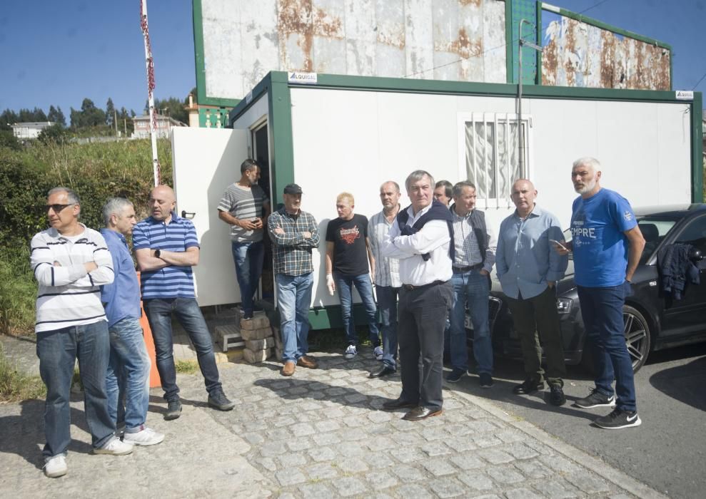 Miembros de UGT se concentran para mostrar su apoya a la denuncia contra General de Dynamics por el cierre de la factoría.