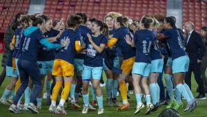 Las jugadoras del Barça celebran el título de Liga certificado este sábado en Granada.