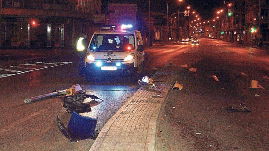 El semáforo contra el que chocó el acusado, destrozado tras la colisión en la calle Aragón.