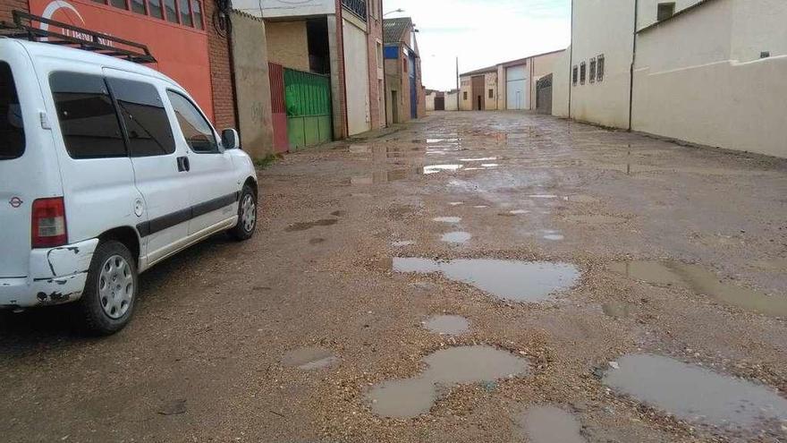 En la imagen, los baches y desniveles de terreno que han generado las quejas de los vecinos.