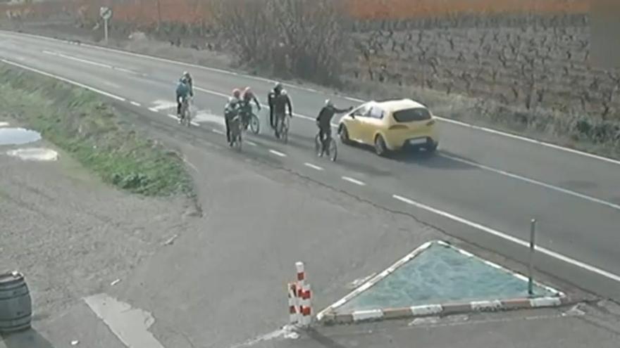 Investigan a un conductor por circular en sentido contrario y a gran velocidad contra ciclistas en La Rioja
