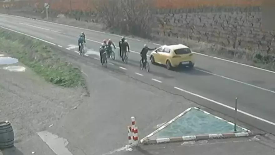 Investigan a un conductor por circular en sentido contrario y a gran velocidad contra ciclistas en La Rioja