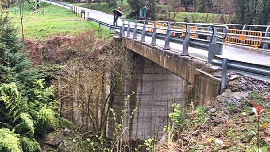 Pont malmès del camí asfaltat d&#039;accés a Castell de l&#039;Areny