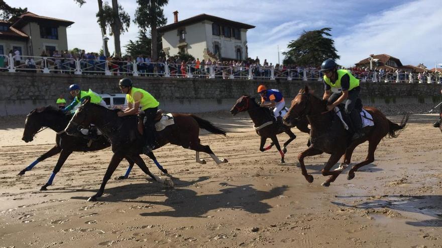 Suspendidas las carreras de caballos de Ribadesella: la playa de Santa Marina, gravemente afectada por el temporal