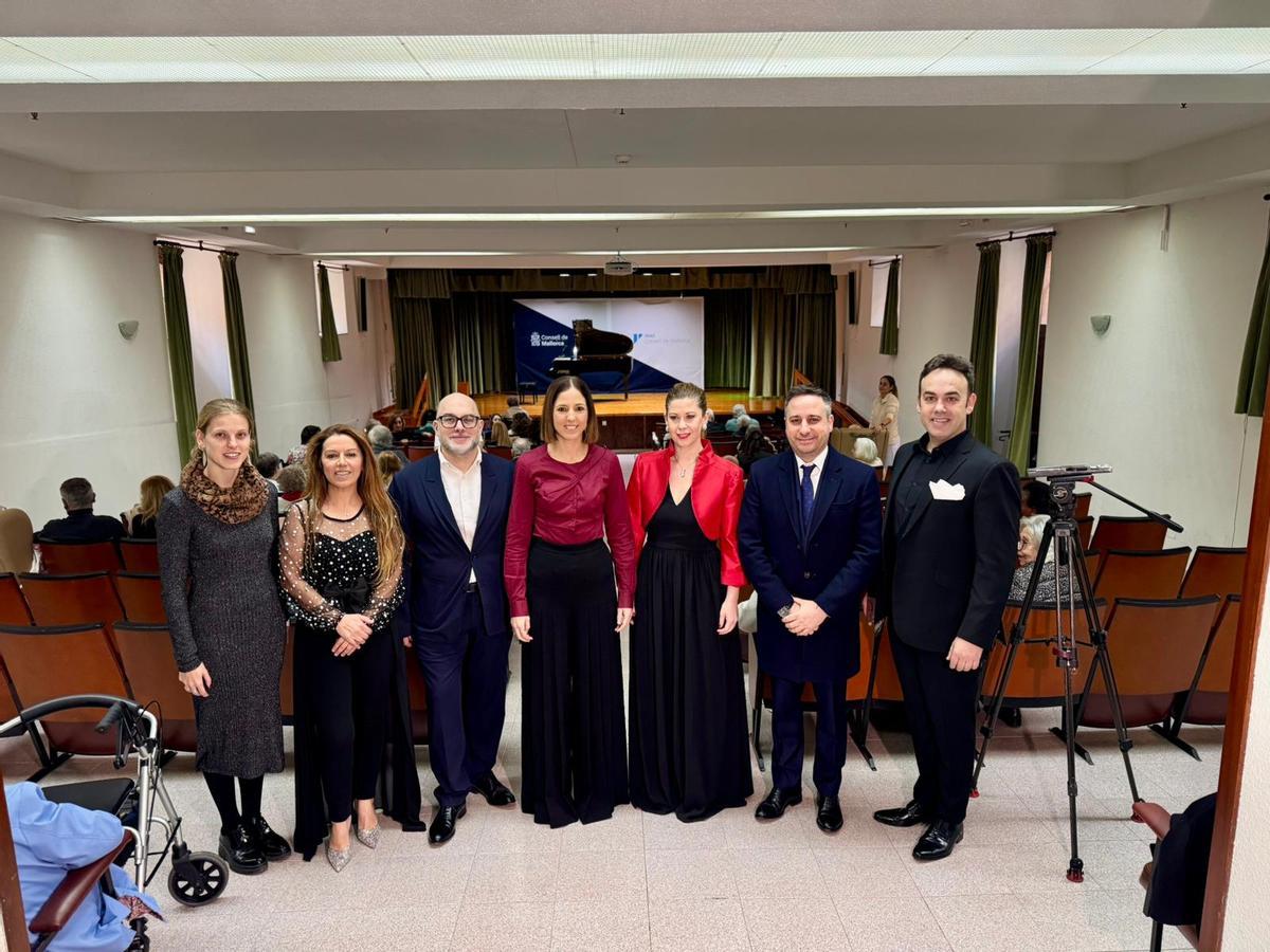 Los organizadores de los conciertos y los cantantes líricos que han participado en ellos.