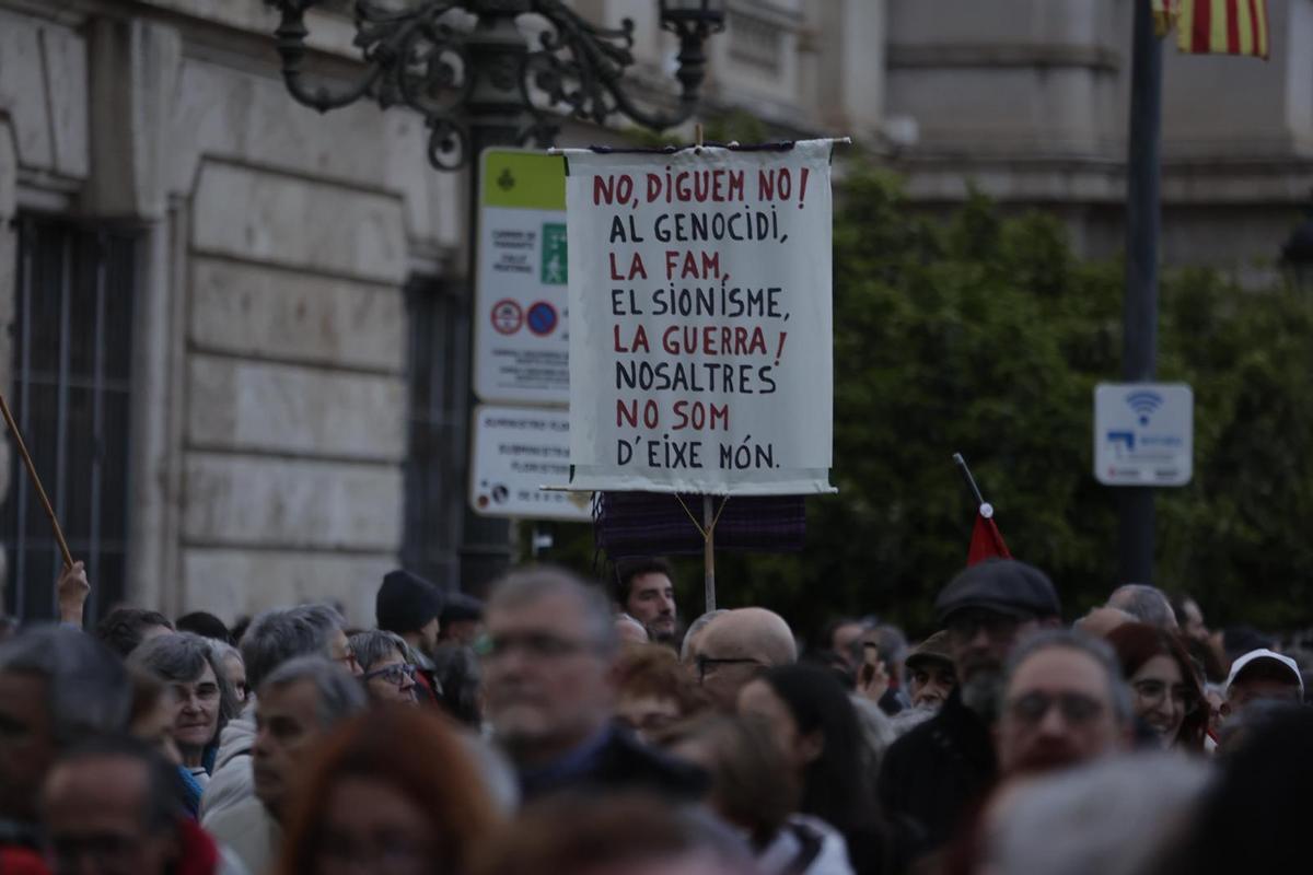 Manifestantes recorren las calles de València en la protesta del 'No a la guerra'