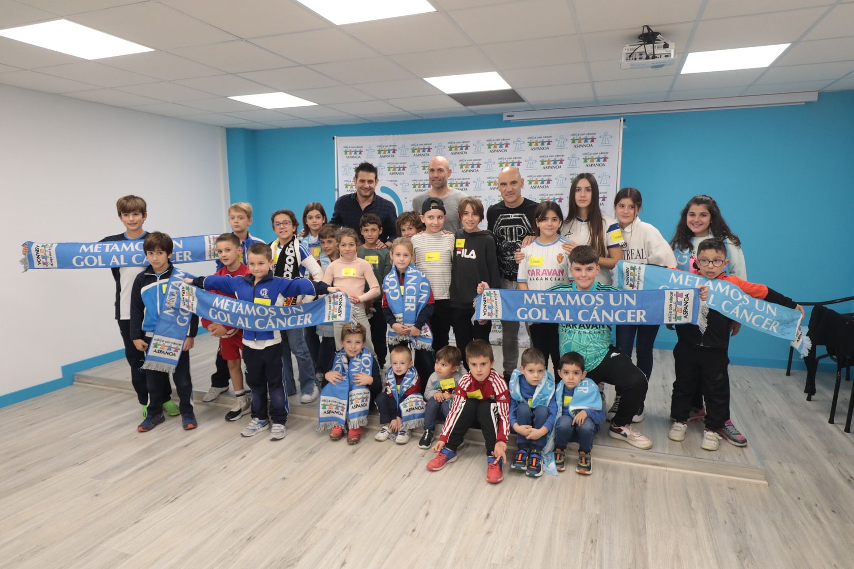 Láinez, Movilla y Paredes, con los niños de Aspanoa